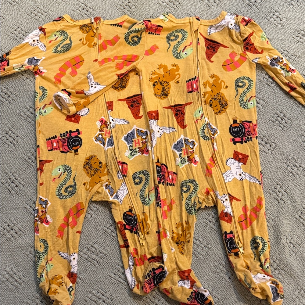 TWIN SET Kids Yellow Hogwarts-Inspired Footed One-Piece Pajamas
